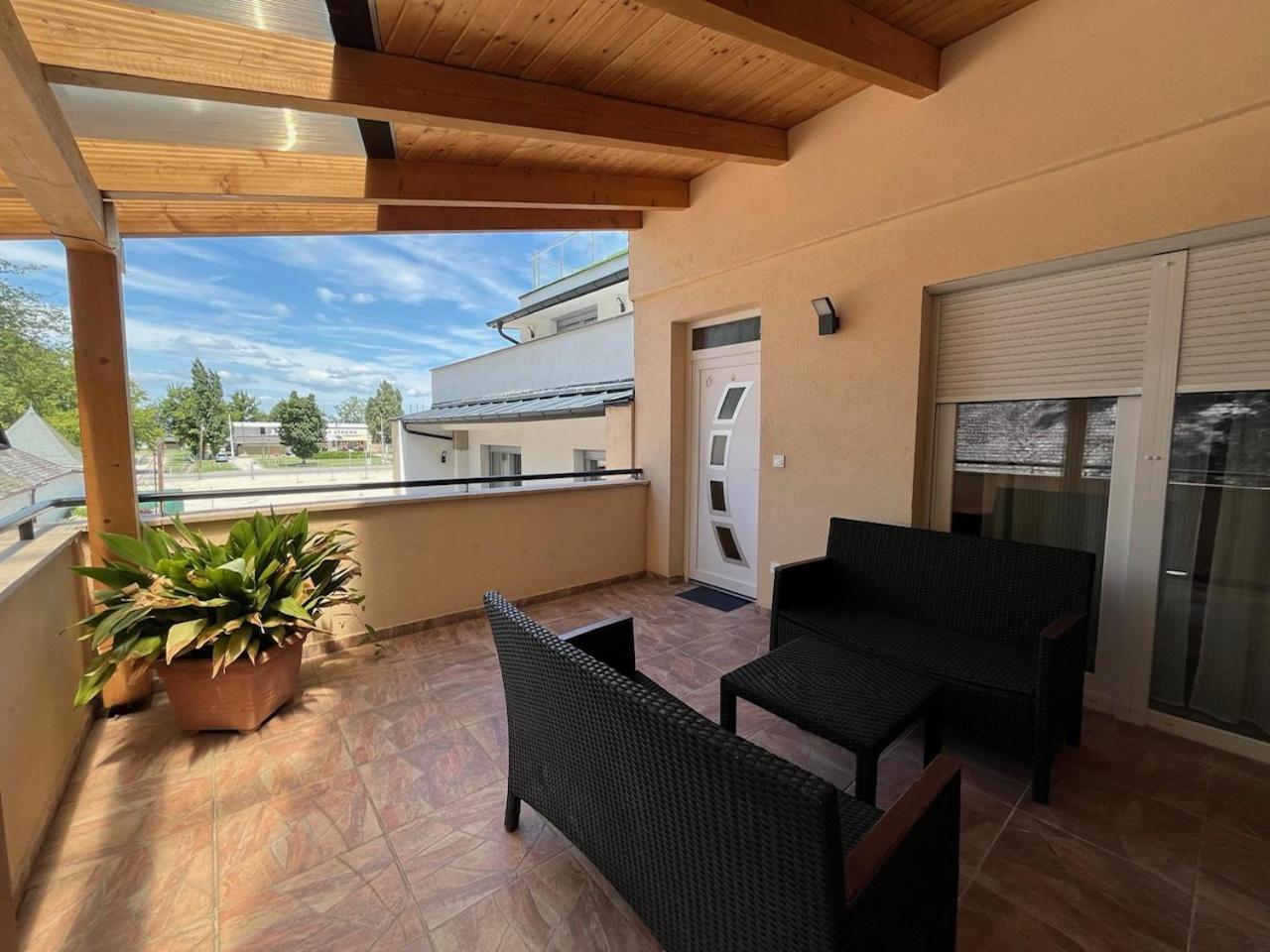 City Apartman Haz Balatonlelle Bagian luar foto