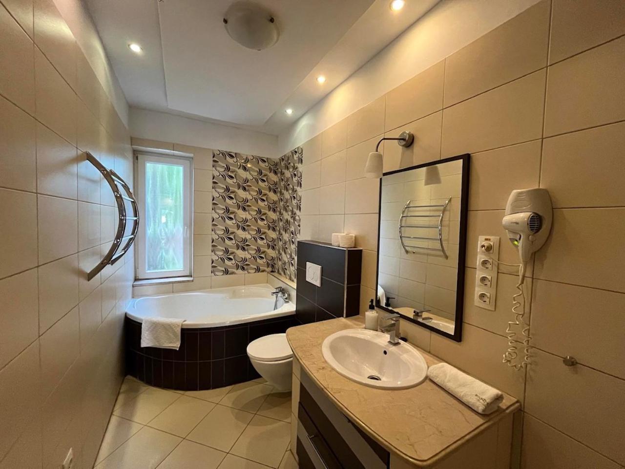 City Apartman Haz Balatonlelle Bagian luar foto