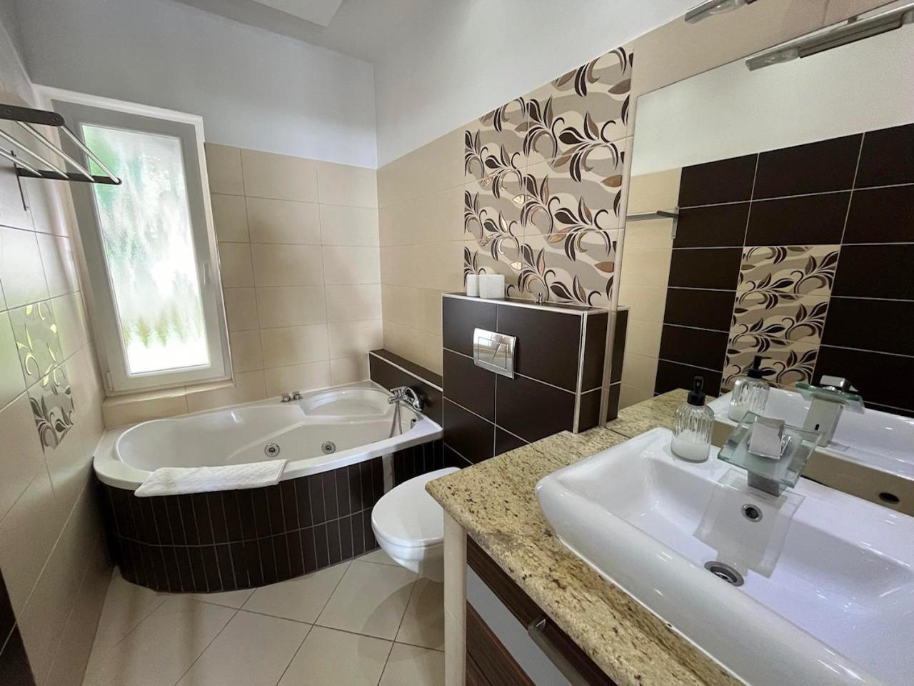 City Apartman Haz Balatonlelle Bagian luar foto