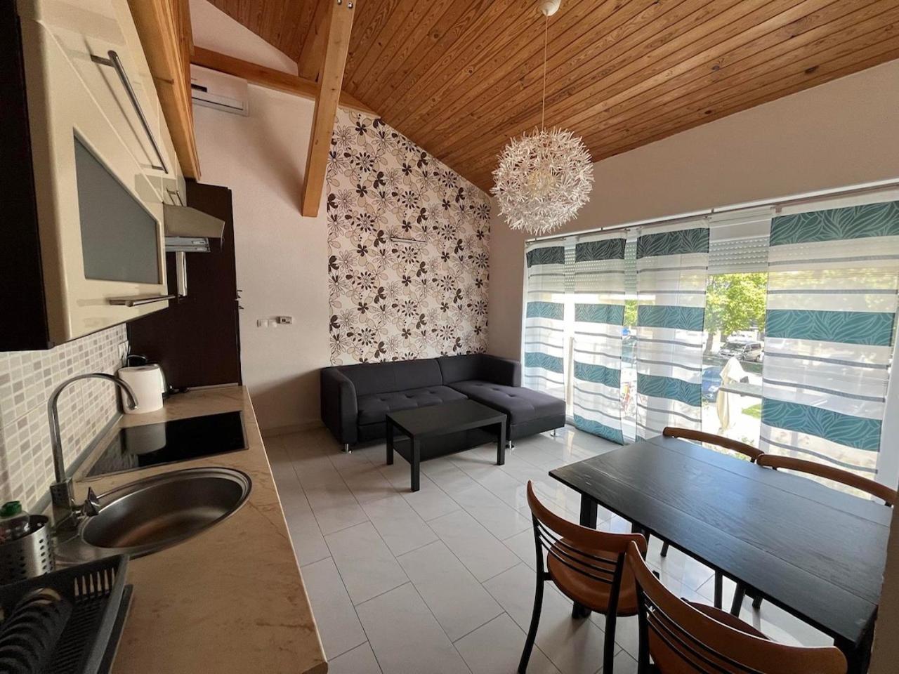 City Apartman Haz Balatonlelle Bagian luar foto