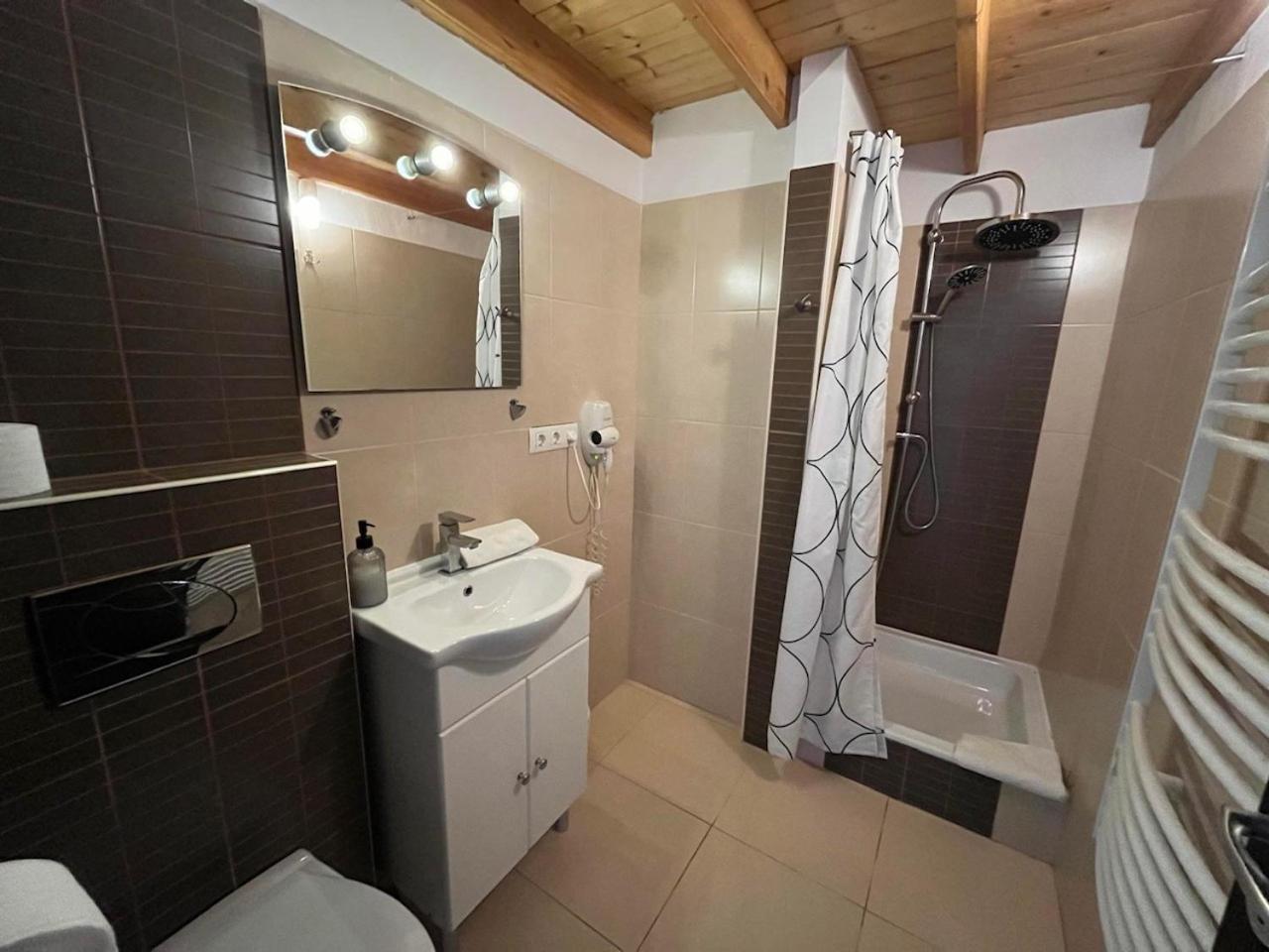 City Apartman Haz Balatonlelle Bagian luar foto